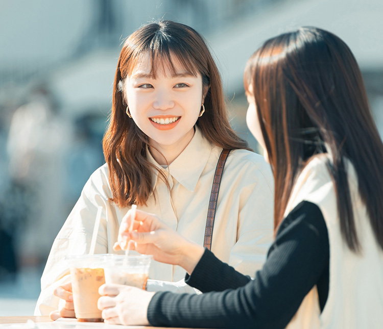 神戸旅行を楽しむ二人の女性